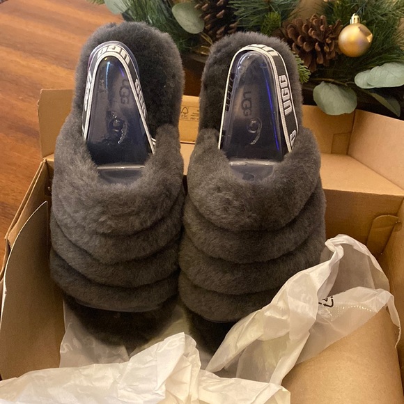 When new UGGs slippers or slides size 6, USA and gray - Picture 1 of 3